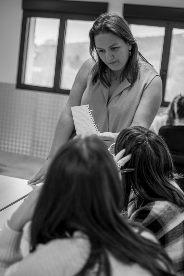 Formatrice qui explique à un élève